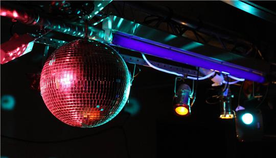 Kann die Kult-Disco Garage am Freitag eröffnet werden? Symbolbild: manuelhauser0 / Pixabay