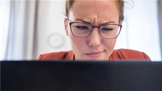 Kann diese Mail echt sein? Mit etwas Ruhe erkennt man meist schon die Warnsignale, die auf eine Phishing-Mail hindeuten.