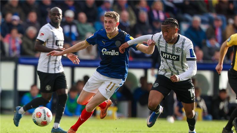 Kann in Bochum nicht für Holstein Kiel spielen: Stürmer Alexander Bernhardsson (M). (Archivbild)
