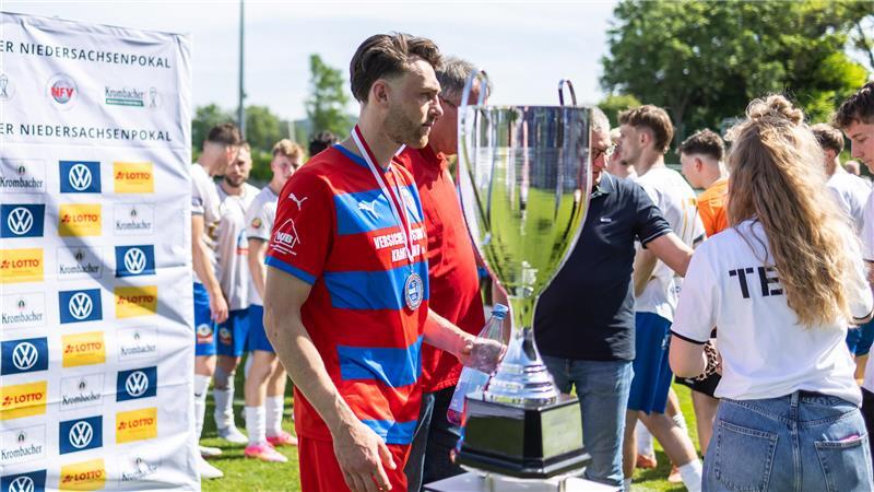Frust und Enttäuschung bei D/A: Das Pokalfinale in Bildern Kann nicht hinschauen: Tjorve Mohr.