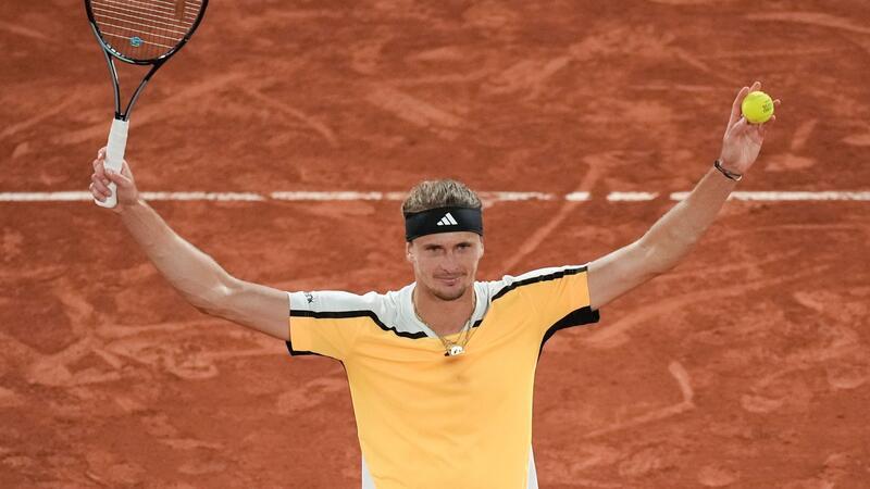 Zverev kämpft sich mit Fünf-Satz-Sieg ins Achtelfinale Kann sich ein Lächeln nach seinem Einzug in die Runde der besten 16 nicht verkneifen: Alexander Zverev.