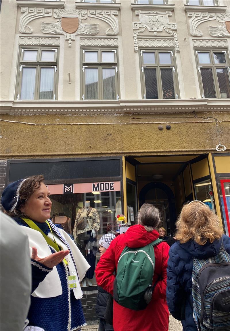 Kanonenkugeln in der Fassade: Gästeführerin Marlene Plate zeigt die Besonderheit über dem Eingang des fast fertig restaurierten Altstadt-Hauses.