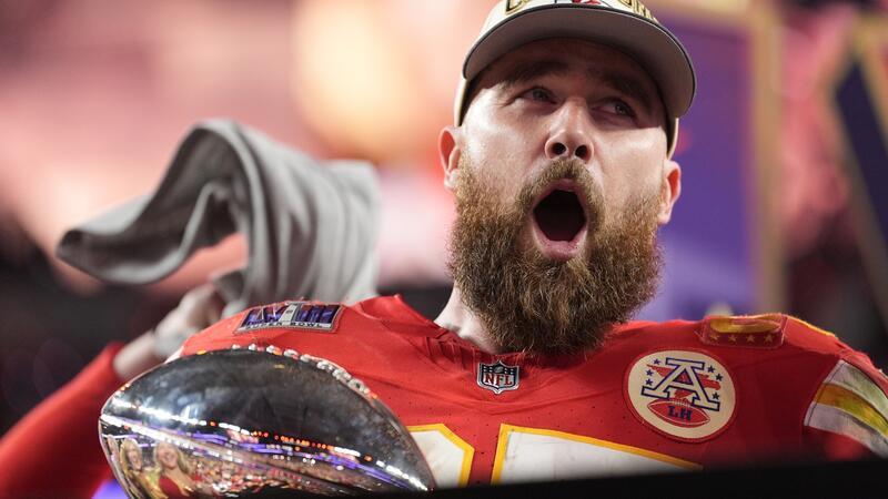 Favoriten, Super Bowl, Taylor Swift: Was Sie zum NFL-Start wissen müssen Kansas City Chiefs Tight End Travis Kelce feiert mit der Vince Lombardi Trophy in der Hand nach dem Sieg.