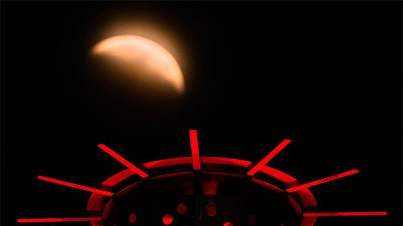 Kansas City: Partielle Mondfinsternis hinter Kunstwerk auf dem Dach des Convention Center zu sehen
