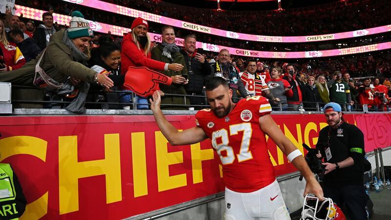 Kansas City Chiefs gewinnen NFL-Spiel in Deutschland Kansas-City-Tight-End Travis Kelce klatscht nach dem Spiel mit den Fans ab.