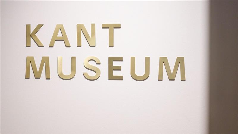 „Kant Museum“ steht an einer Wand des neuen Museums in Lüneburg. 