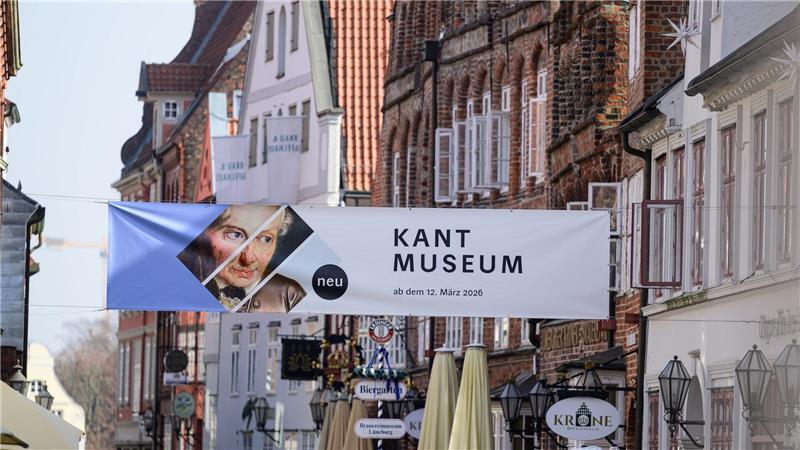 „Kant Museum“ steht auf einem Banner in der Innenstadt von Lüneburg.