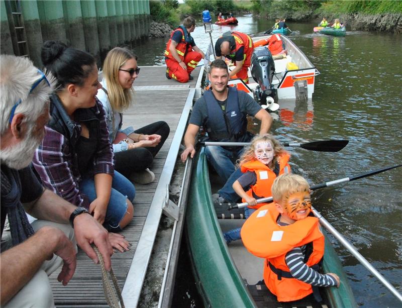 Kanufahrt mit Katze und Tiger: Mit dem Kanu legen Mia, Ben und Björn Hansch-Gebel ab. Der inoffizielle Hafenmeister Peter Dankers, Katharina Lierseli und Julia Schmidt (von links) schauen zu. Fotos Lohmann
