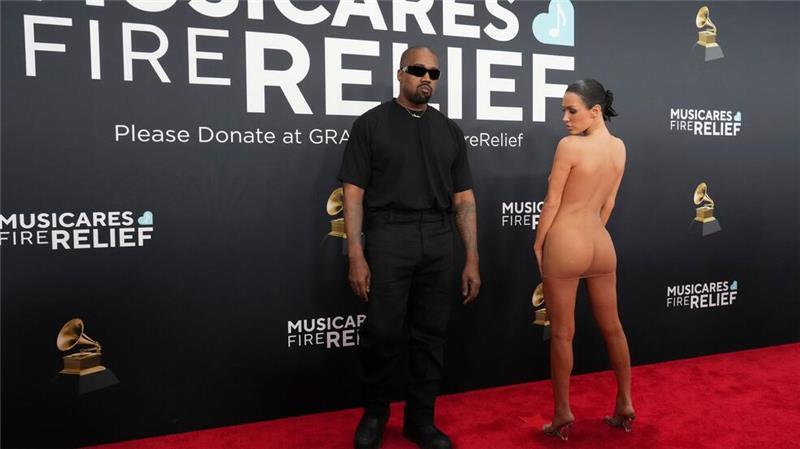 Kanye West und Bianca Censori auf dem roten Teppich.