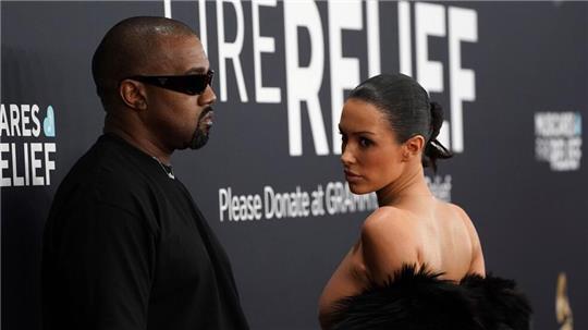 Kanye West und Bianca Censori kommen zur 67. Grammy-Verleihung.