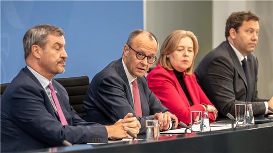 Kanzler Friedrich Merz (CDU) äußert sich in Berlin nach den zweitägigen Beratungen der Koalitionsspitzen über die Ergebnisse.  