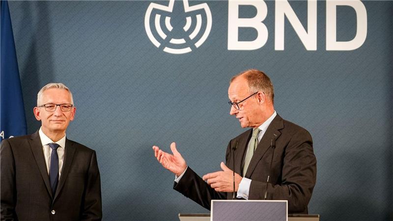 Kanzler Friedrich Merz (CDU) hat dem neuen Präsidenten des Bundesnachrichtendienstes, Martin Jäger, bei der Amtsübergabe einiges ins Auftragsbuch geschrieben. (Archivbild)