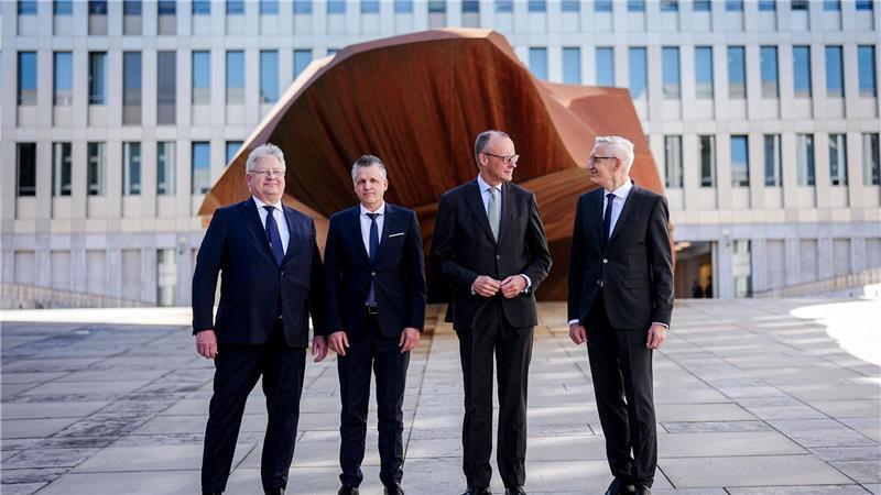 Kanzler Friedrich Merz (CDU) nimmt an der Amtseinführung des neuen BND-Präsidenten Martin Jäger (re) teil. Mit dabei sind auch dessen Vorgänger Bruno Kahl und Kanzleramtschef Thorsten Frei (l-r).