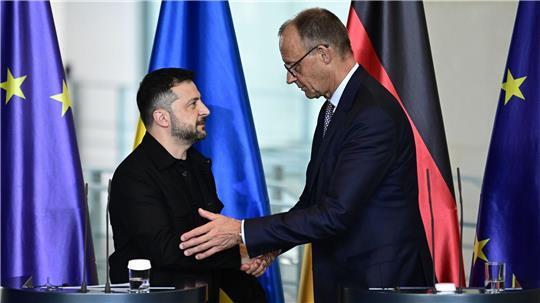 Kanzler Friedrich Merz (CDU, r.) will den ukrainischen Präsidenten Wolodymir Selenskyj am Montag in Berlin empfangen.
