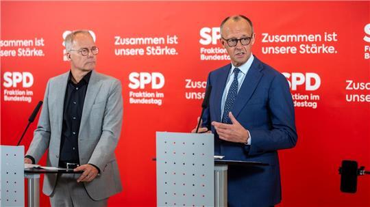 Kanzler Friedrich Merz (CDU) und SPD-Fraktionschef Matthias Miersch sprechen vor der Sitzung der SPD-Bundestagsfraktion vor Pressevertretern.