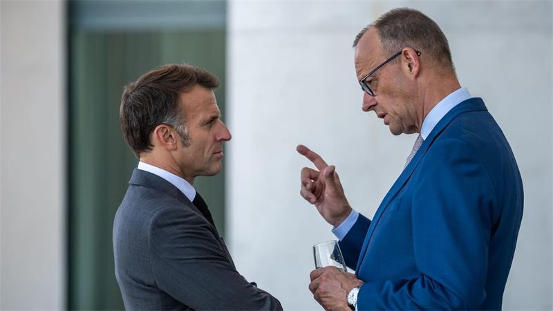 Kanzler Friedrich Merz (CDU) und der französische Präsident Emmanuel Macron beim E5-Gipfel führender europäischer Staaten in Berlin. 