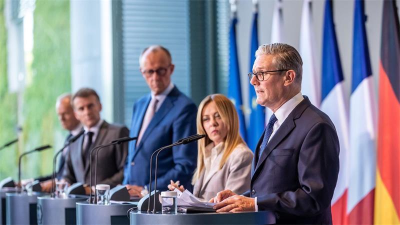 Kanzler Friedrich Merz (CDU) und die Staats- und Regierungschefs von Frankreich, Polen und Italien fanden lobende Worte für den scheidenden Premierminister von Großbritannien, Keir Starmer (rechts).