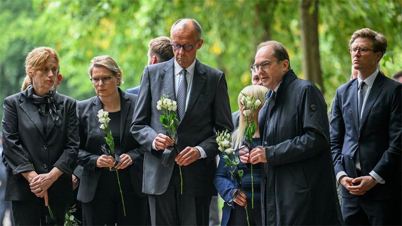 Mutmaßlicher CSD-Täter ist tot – Er soll Polizisten angegriffen haben Kanzler Friedrich Merz gedachte am Tatort der Opfer.