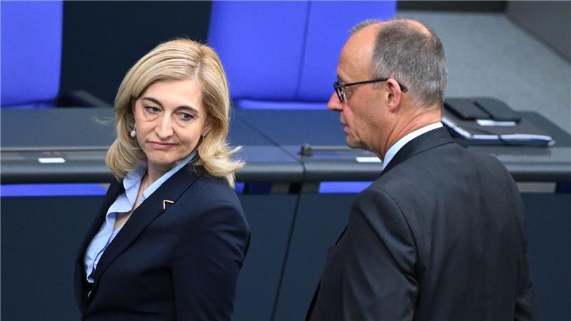 Klappt die Vier-Wochen-Operation für stabile Kassenbeiträge? Kanzler Friedrich Merz hat seiner Ministerin beim Sparziel den Rücken gestärkt.