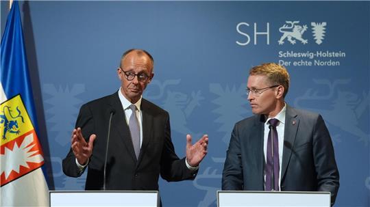 Kanzler Friedrich Merz (links, CDU) hat Schleswig-Holstein besucht und Ministerpräsident Daniel Günther (CDU) getroffen.