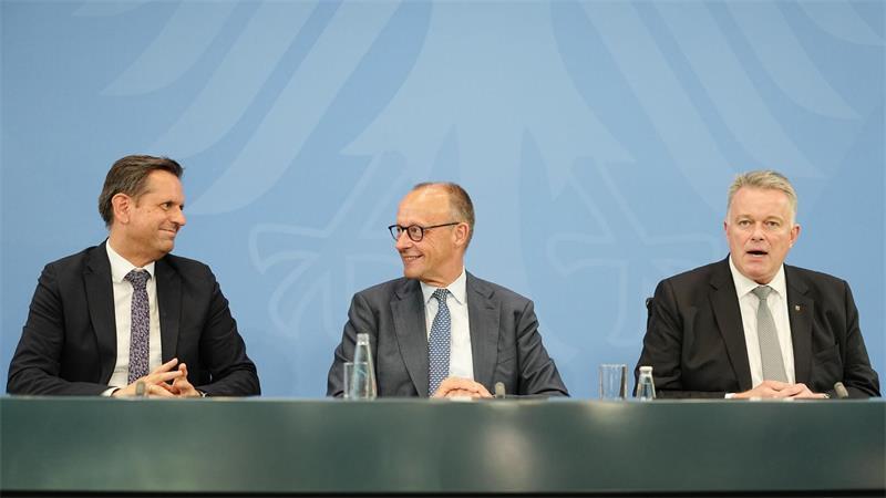 Kanzler Friedrich Merz und die Regierungschefs von Niedersachsen, Olaf Lies (l.), und Rheinland-Pfalz, Gordon Schnieder (r.), stellten die Ergebnisse vor.
