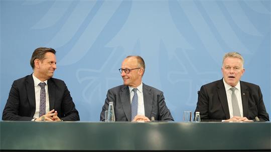 Kanzler Friedrich Merz und die Regierungschefs von Niedersachsen, Olaf Lies (l.), und Rheinland-Pfalz, Gordon Schnieder (r.), stellten die Ergebnisse vor.