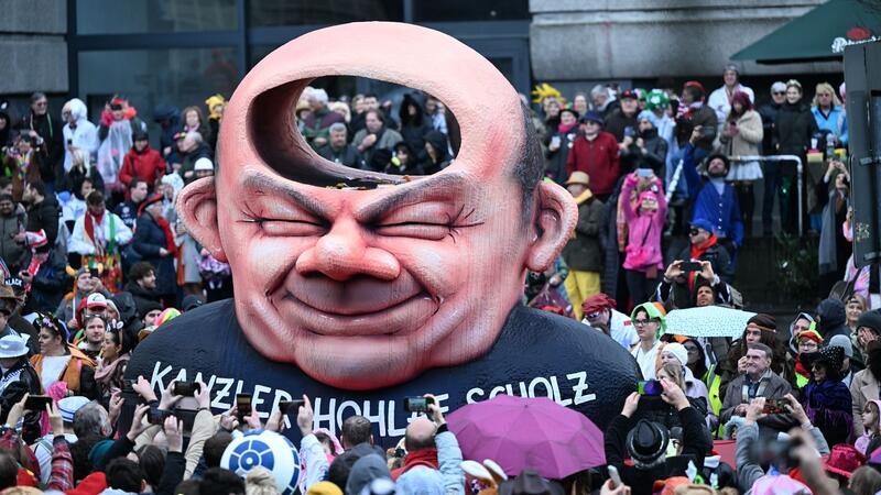 Rosenmontagszüge in Köln, Düsseldorf und Mainz unterwegs „Kanzler Hohlaf Scholz“ steht auf einem Mottowagen beim Düsseldorfer Rosenmontagszug.