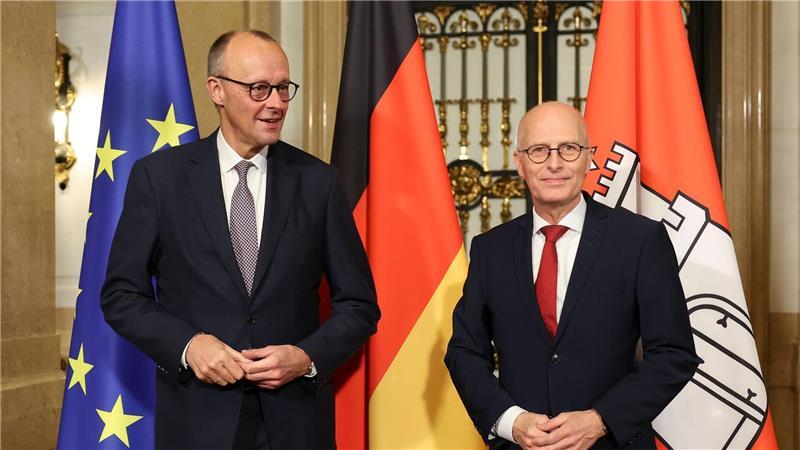 Kanzler Merz Friedrich (l) wird von Hamburgs Bürgermeister Peter Tschentscher (SPD) im Rathaus begrüßt. 