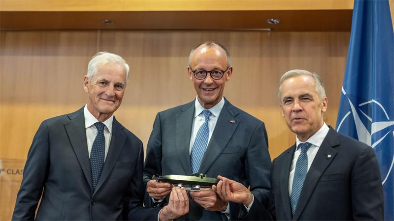 Trump ärgert sich beim Nato-Gipfel über Europa Kanzler Merz freut sich mit Kanadas Premier Mark Carney (l.) und dem Ministerpräsidenten von Norwegen, Jonas Gahr Støre (r.), über den U-Boot-Deal.