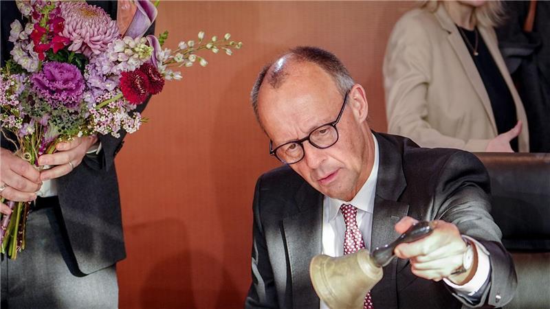 Kanzler Merz läutet die Glocke zur Kabinettssitzung  – und bekommt Glückwünsche zum 70.