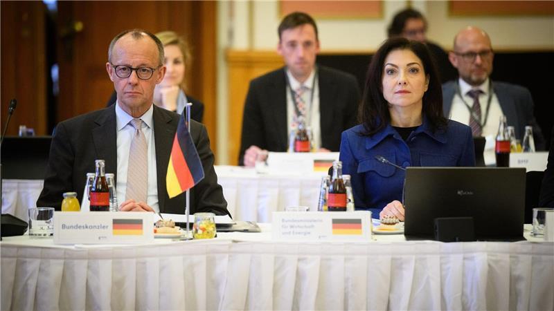 Kanzler Merz mahnt seine Wirtschaftsministerin zur Zurückhaltung in der Spritpreis-Debatte. (Archivbild)