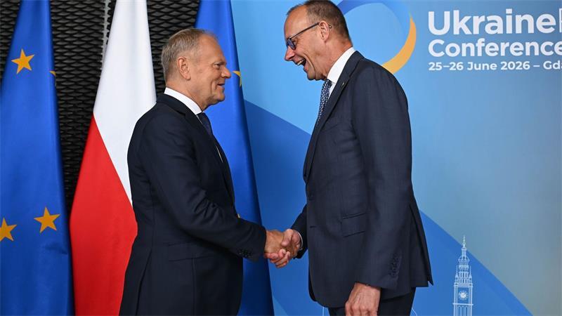 Ukraine bekommt erste Milliarden aus EU-Hilfskredit Kanzler Merz (r.) appelliert an Moskau, in Friedensverhandlungen einzusteigen.