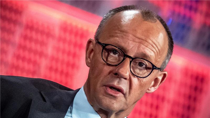 Kanzler Merz setzt sich mit einer Äußerung zu den Waffenlieferungen in die Ukraine von seinem Vorgänger Scholz ab.