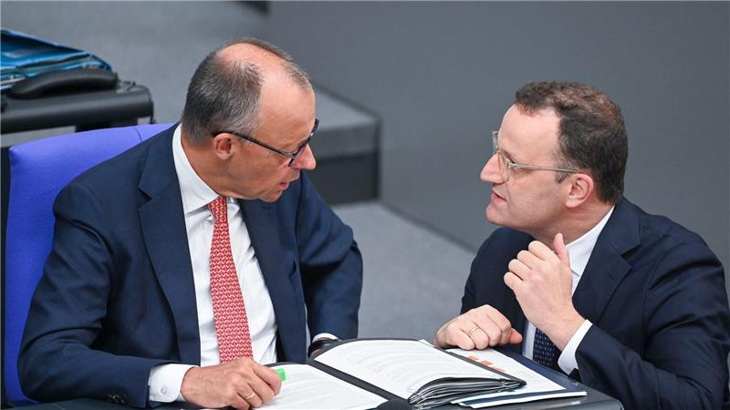 Kanzler Merz stellt sich hinter Unionsfraktionschef Spahn.