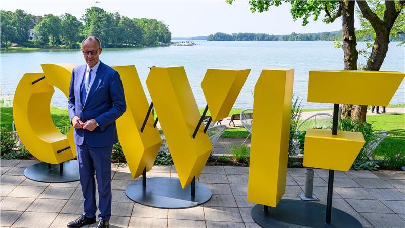 Merz warnt vor Schwarzmalerei: „Kein Grund für Pessimismus“ Kanzler Merz traf beim Ostdeutschen Wirtschaftsforum (OWF) im brandenburgischen Bad Saarow mit Unternehmensmanagern zusammen.
