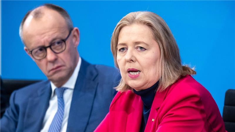 Kanzler Merz und Arbeitsministerin Bas bekommen am Dienstag den Rentenbericht.