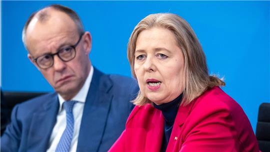 Kanzler Merz und Arbeitsministerin Bas bekommen am Dienstag den Rentenbericht.
