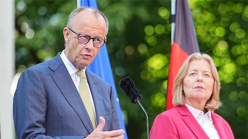 Neuer Ärger für Merz: Teil der Rentenreform infrage gestellt Kanzler Merz und Arbeitsministerin Bas wollen das Rentenreformpaket zügig umsetzen. (Archivbild)
