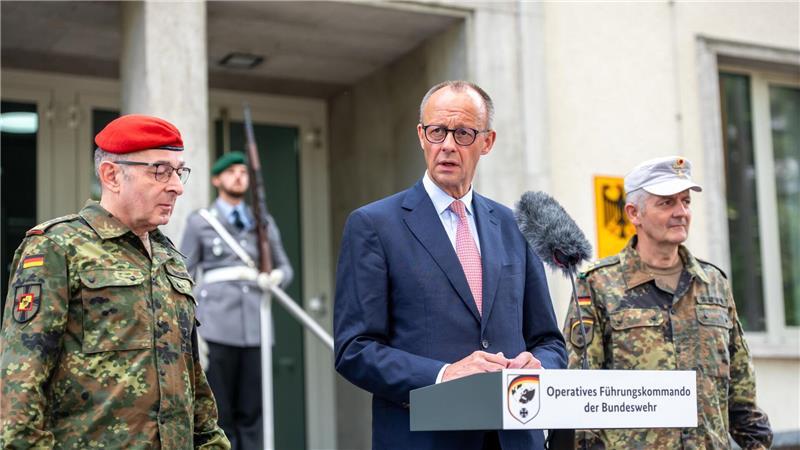 Merz: Sicherheit nicht als gegeben hinnehmen Kanzler Merz warnt vor falschem Sicherheitsgefühl und verlangt mehr Verteidigungsanstrengungen. Begrüßt wurde der CDU-Politiker von Carsten Breuer (l), Generalinspekteur der Bundeswehr, und Alexander Sollfrank (r), Befehlshaber des Führungskommandos.
