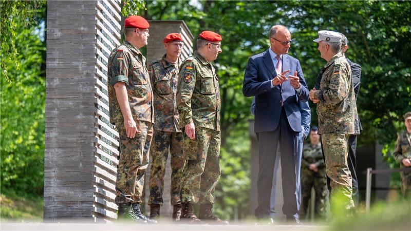 Merz: Sicherheit nicht als gegeben hinnehmen Kanzler Merz warnt vor falschem Sicherheitsgefühl und verlang mehr Verteidigungsanstrengungen.