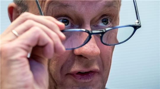 Kanzler Merz warnte in der Fraktionssitzung vor einer Destabilisierung Deutschlands und Europas, wenn die Koalition keine eigene Mehrheit für das Renten-Gesetz zustande bringt. 