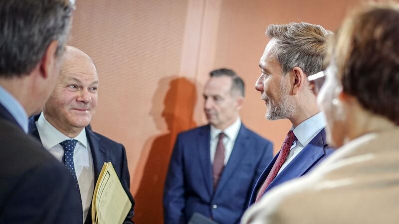 Lindner: Kein Anlass für Vertrauensfrage Kanzler Olaf Scholz (2.v.l) und Finanzminister Christian Lindner (2.v.r) schauen sich tief in die Augen.