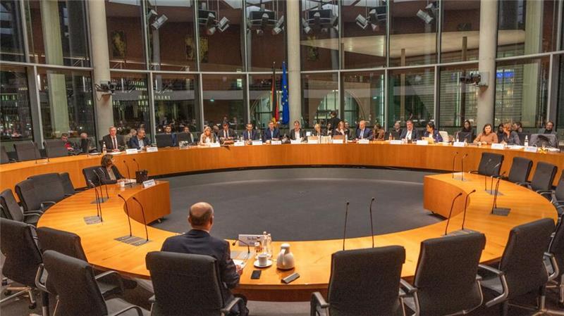 Afghanistan: Scholz lobt Maas für Rücktrittsangebot Kanzler Olaf Scholz (SPD) berichtet im Untersuchungsausschuss zur Evakuierung aus Afghanistan 2021, er und Altkanzlerin Angela Merkel (CDU), in deren Kabinett er damals Finanzminister war, hätten zur Lage in dem Land und der US-Politik dort eine ähnliche Einschätzung gehabt.
