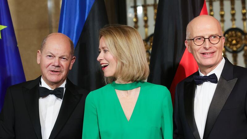 Scholz: Sicherheit in der Nato ist unteilbar Kanzler Olaf Scholz (SPD, l), Kaja Kallas, Premierministerin von Estland, und Peter Tschentscher (SPD), Erster Bürgermeister von Hamburg.