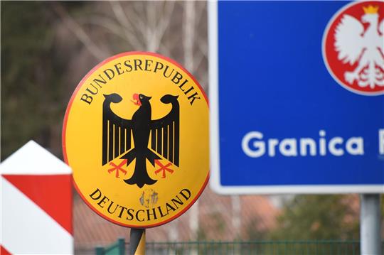 Kanzler Olaf Scholz (SPD) stellt mögliche zusätzliche Maßnahmen an der Grenze zu Polen in Aussicht.