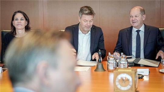 Kanzler Olaf Scholz (r.), Wirtschaftsminister Robert Habeck (M.) und  Bundesfinanzminister Christian Lindner (vorne) während der Sitzung des Bundeskabinetts im Bundeskanzleramt.