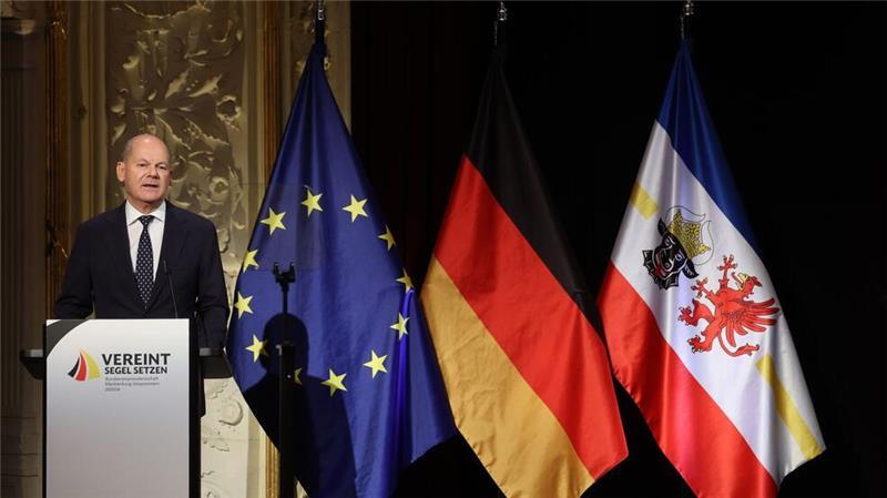 Scholz bei Feiern in Schwerin: Deutsche Einheit unvollendet Kanzler Scholz findet bei seiner Festrede zum Tag der Deutschen Einheit in Schwerin mahnende, aber auch lobende Worte.
