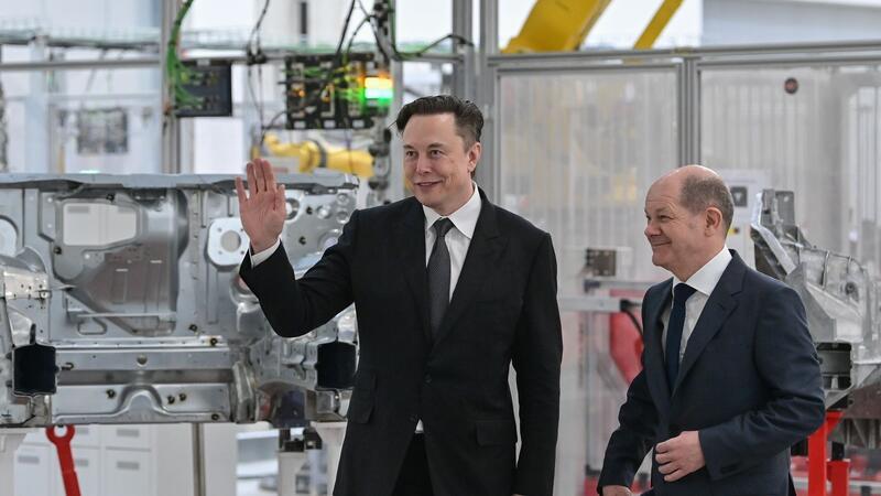 Kanzler Scholz (r) mit Tesla-Chef Elon Musk bei der Eröffnung der Tesla-Fabrik Berlin Brandenburg vor gut einem Jahr.