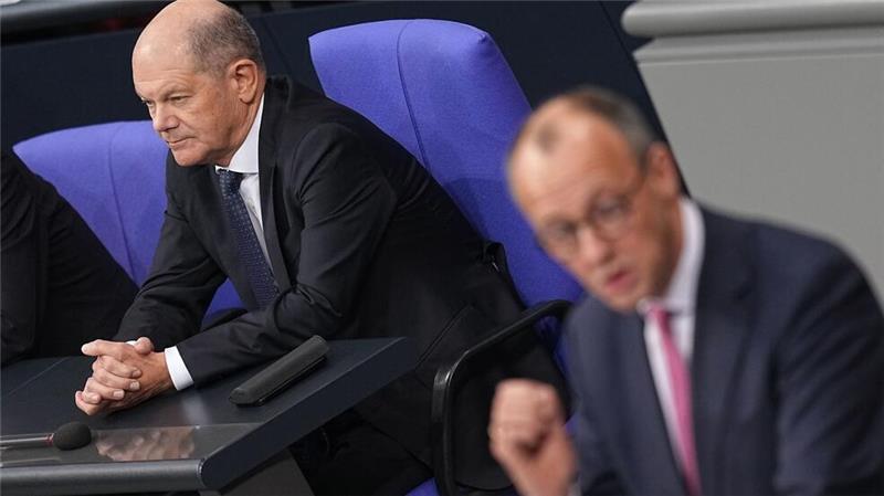 Kanzler Scholz und Unionskanzlerkandidat Merz dürfen zum TV-Duell fast nichts mitbringen - ein Stift und ein Notizblock sind nach Senderangaben erlaubt.