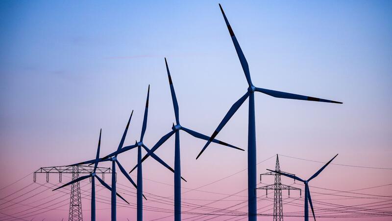 Turbo für Bauvorhaben - Sorge um Naturschutz Kanzler Scholz und die Ministerpräsidenten haben sich auf ein Bündel von Maßnahmen geeinigt, die dafür sorgen sollen, dass Windräder und Stromtrassen, aber auch Bahnstrecken und Wohnungen schneller gebaut werden.